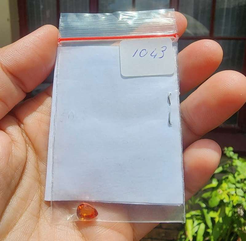 STUNNING SPARKLING GISA CERTIFIED 2.5CT ORANGE SAPPHIRE GEMSTONE WITH LOVELY PEAR CUT  UV RED!