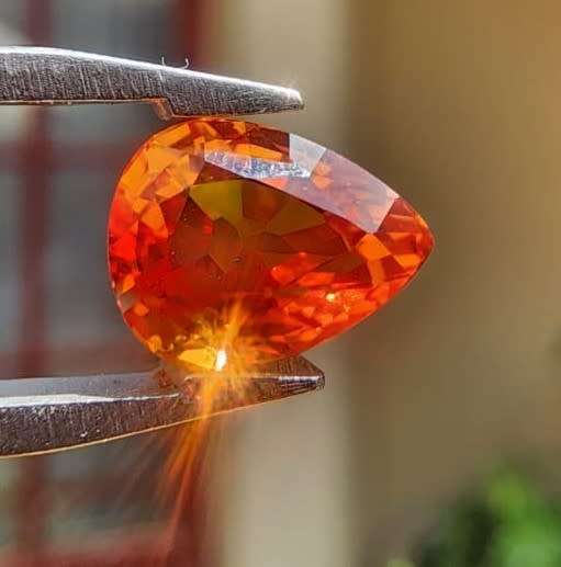 STUNNING SPARKLING GISA CERTIFIED 2.5CT ORANGE SAPPHIRE GEMSTONE WITH LOVELY PEAR CUT  UV RED!
