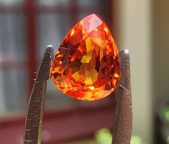STUNNING SPARKLING GISA CERTIFIED 2.5CT ORANGE SAPPHIRE GEMSTONE WITH LOVELY PEAR CUT  UV RED!