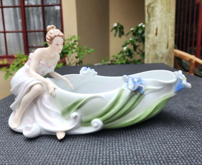 VERONESE DESIGN UNICORN STUDIO PORCELAIN MAIDEN AND IRIS FLOWERS CHAMPAGNE BATH