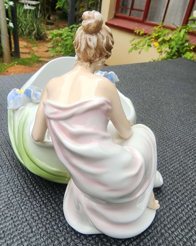 VERONESE DESIGN UNICORN STUDIO PORCELAIN MAIDEN AND IRIS FLOWERS CHAMPAGNE BATH