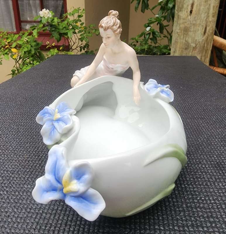 VERONESE DESIGN UNICORN STUDIO PORCELAIN MAIDEN AND IRIS FLOWERS CHAMPAGNE BATH