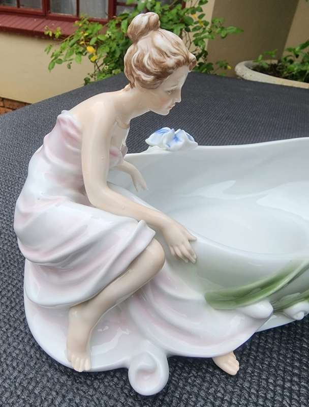 VERONESE DESIGN UNICORN STUDIO PORCELAIN MAIDEN AND IRIS FLOWERS CHAMPAGNE BATH