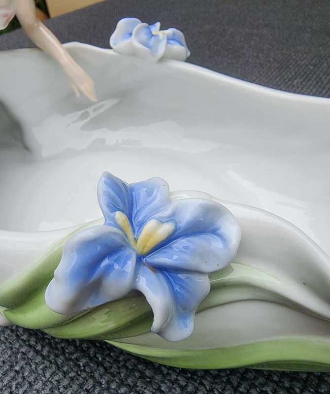 VERONESE DESIGN UNICORN STUDIO PORCELAIN MAIDEN AND IRIS FLOWERS CHAMPAGNE BATH