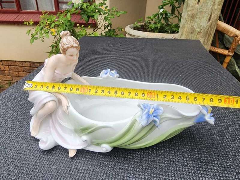 VERONESE DESIGN UNICORN STUDIO PORCELAIN MAIDEN AND IRIS FLOWERS CHAMPAGNE BATH