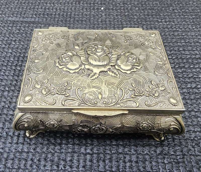 BREATHTAKINGLY BEAUTIFUL SILVERPLATED METAL RING JEWELRY BOX ENGRAVED SEA OF ROSES