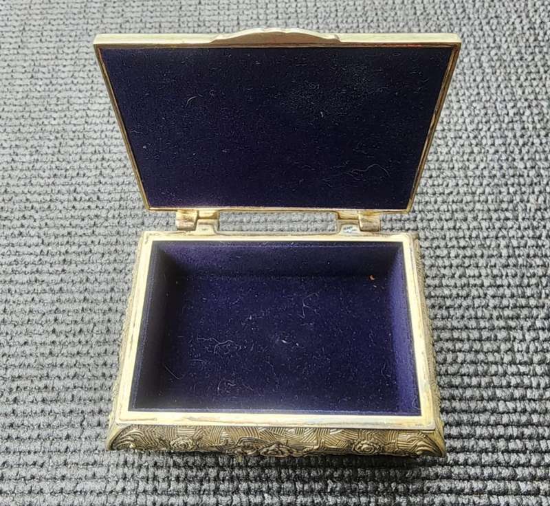 BREATHTAKINGLY BEAUTIFUL SILVERPLATED METAL RING JEWELRY BOX ENGRAVED SEA OF ROSES