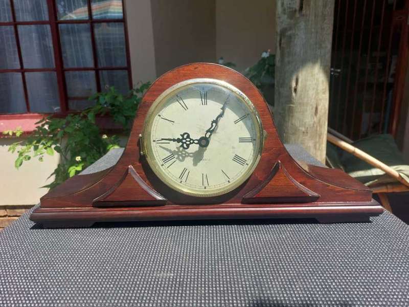 BEAUTIFUL WOODEN SHENG BANG HD1688 QUARTZ CHIME AND STRIKE MANTLE CLOCK IN GOOD WORKING CONDITION!
