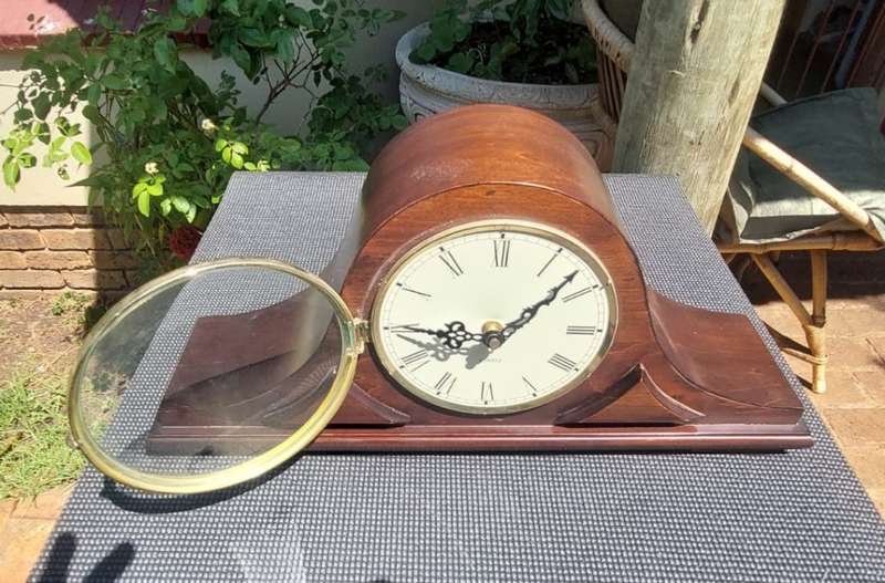 BEAUTIFUL WOODEN SHENG BANG HD1688 QUARTZ CHIME AND STRIKE MANTLE CLOCK IN GOOD WORKING CONDITION!