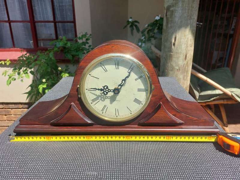 BEAUTIFUL WOODEN SHENG BANG HD1688 QUARTZ CHIME AND STRIKE MANTLE CLOCK IN GOOD WORKING CONDITION!