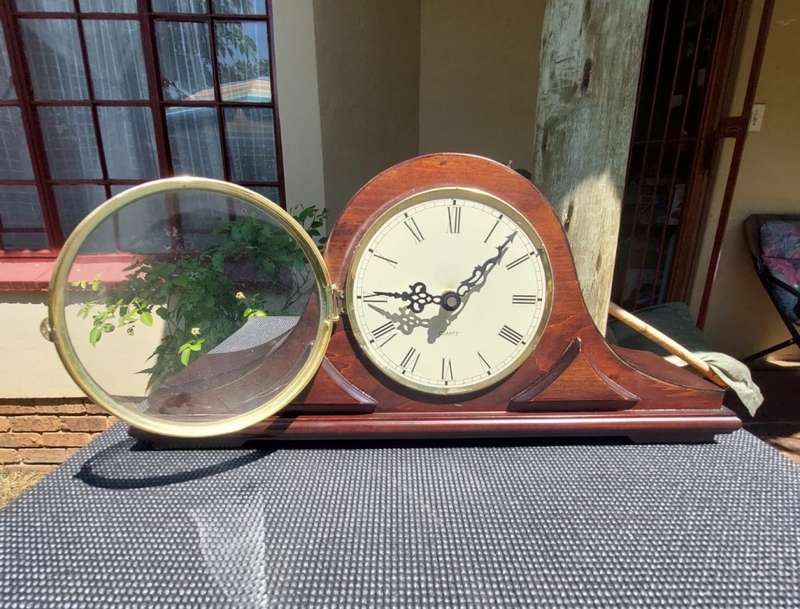 BEAUTIFUL WOODEN SHENG BANG HD1688 QUARTZ CHIME AND STRIKE MANTLE CLOCK IN GOOD WORKING CONDITION!