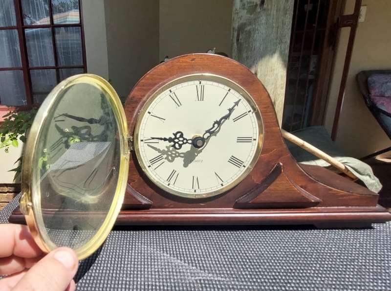 BEAUTIFUL WOODEN SHENG BANG HD1688 QUARTZ CHIME AND STRIKE MANTLE CLOCK IN GOOD WORKING CONDITION!