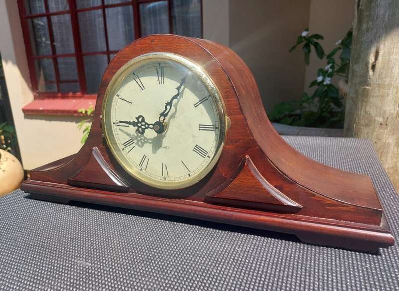 BEAUTIFUL WOODEN SHENG BANG HD1688 QUARTZ CHIME AND STRIKE MANTLE CLOCK IN GOOD WORKING CONDITION!
