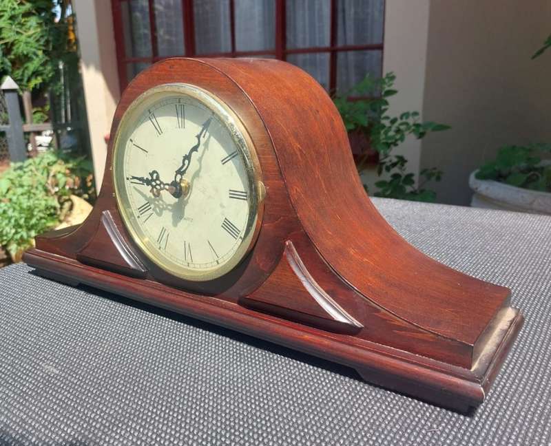 BEAUTIFUL WOODEN SHENG BANG HD1688 QUARTZ CHIME AND STRIKE MANTLE CLOCK IN GOOD WORKING CONDITION!