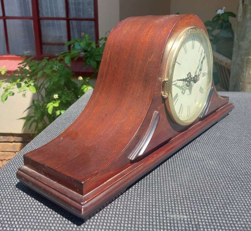 BEAUTIFUL WOODEN SHENG BANG HD1688 QUARTZ CHIME AND STRIKE MANTLE CLOCK IN GOOD WORKING CONDITION!
