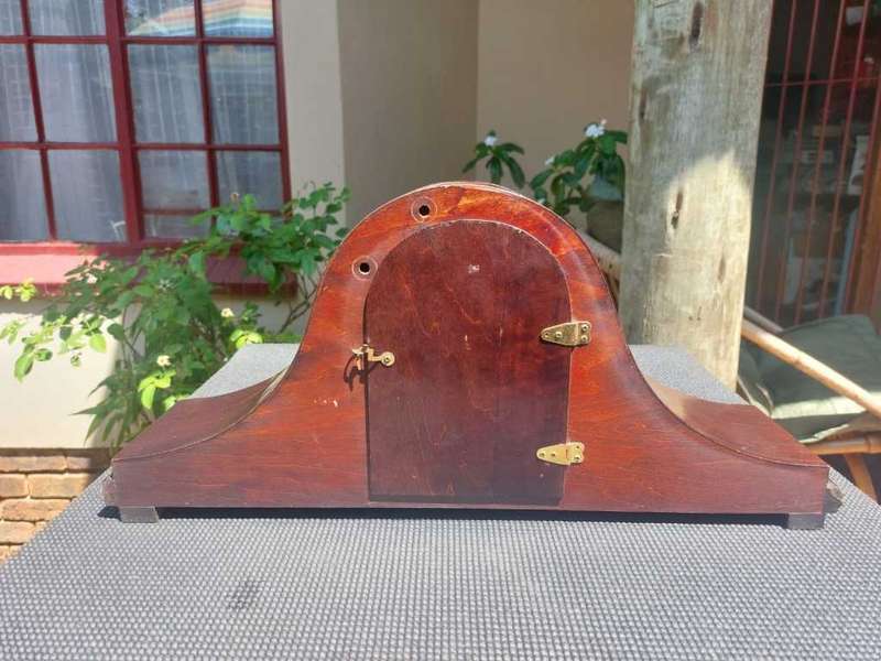 BEAUTIFUL WOODEN SHENG BANG HD1688 QUARTZ CHIME AND STRIKE MANTLE CLOCK IN GOOD WORKING CONDITION!