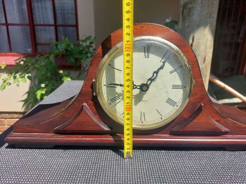 BEAUTIFUL WOODEN SHENG BANG HD1688 QUARTZ CHIME AND STRIKE MANTLE CLOCK IN GOOD WORKING CONDITION!