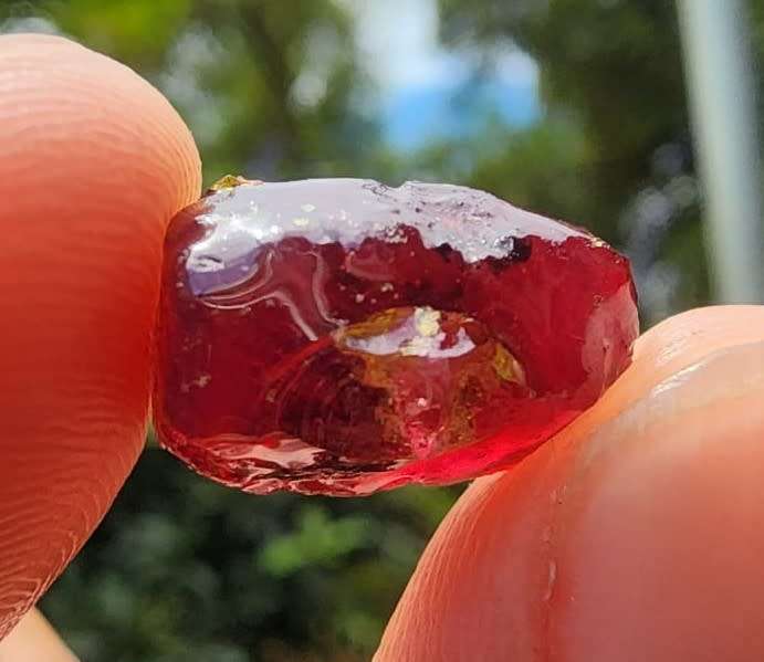 INTERESTING ROUGH 13,50 CARAT PIECE OF COMPOSITE RUBY GEMSTONE WITH RUBY AREA VISIBLE IN RED ON UV!
