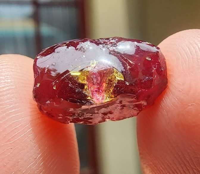 INTERESTING ROUGH 13,50 CARAT PIECE OF COMPOSITE RUBY GEMSTONE WITH RUBY AREA VISIBLE IN RED ON UV!