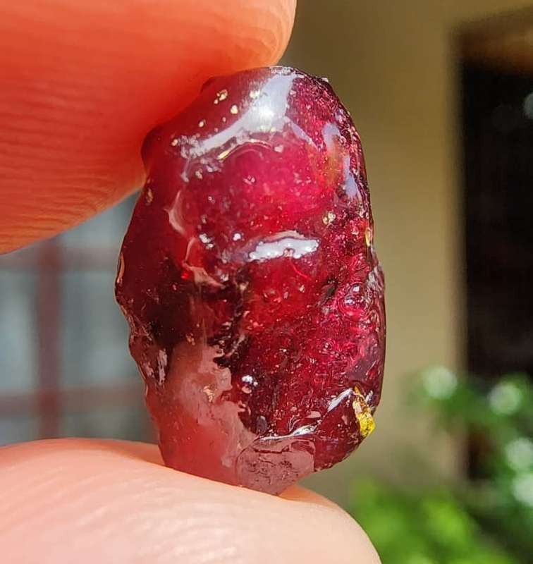 INTERESTING ROUGH 13,50 CARAT PIECE OF COMPOSITE RUBY GEMSTONE WITH RUBY AREA VISIBLE IN RED ON UV!
