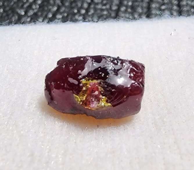 INTERESTING ROUGH 13,50 CARAT PIECE OF COMPOSITE RUBY GEMSTONE WITH RUBY AREA VISIBLE IN RED ON UV!