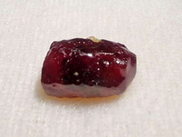 INTERESTING ROUGH 13,50 CARAT PIECE OF COMPOSITE RUBY GEMSTONE WITH RUBY AREA VISIBLE IN RED ON UV!