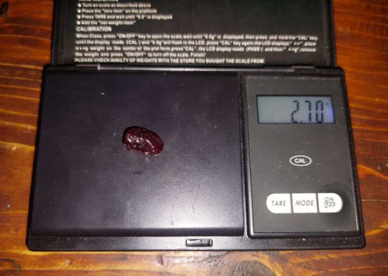 INTERESTING ROUGH 13,50 CARAT PIECE OF COMPOSITE RUBY GEMSTONE WITH RUBY AREA VISIBLE IN RED ON UV!