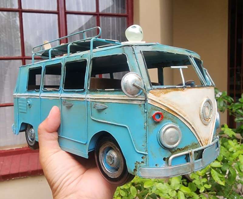 LARGE 30CM LONG VINTAGE VW STYLE SLIT WINDOW SAMBA BUS WITH SURFBOARDS TIN METAL CAMPER