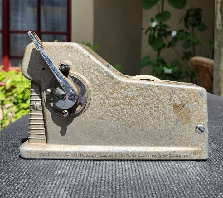 VINTAGE 1950S RUGGED SIMPLICITY WORKING DERBY GRIB-A-TAB MODEL 90 INDUSRIAL TAPE DISPENSER