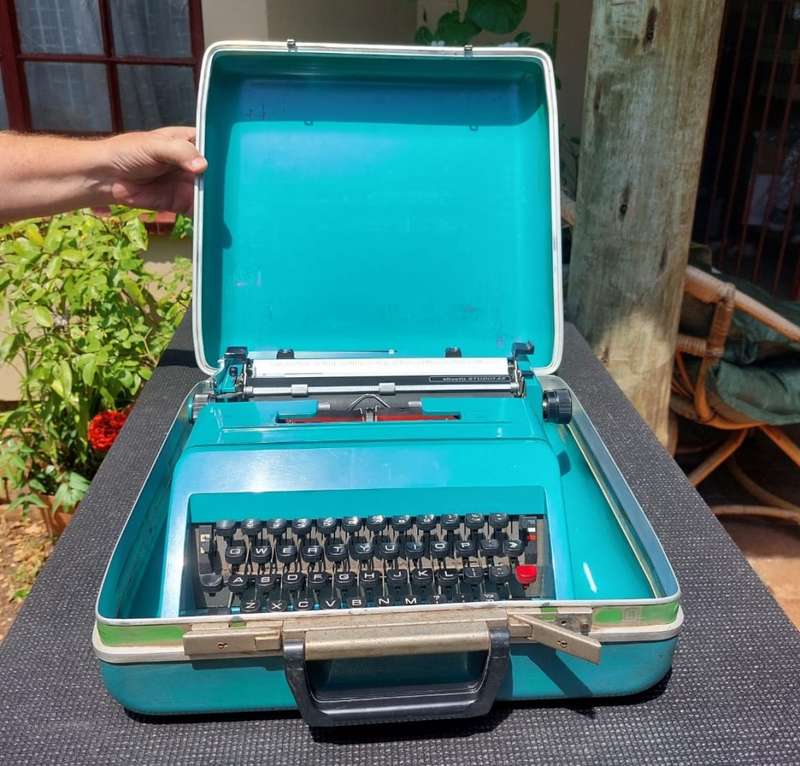 SLEEK BLUE GREEN TURKOOIS OLIVETTI ITALY STUDIO 45 TYPEWRITER  WORKING 100%  IN HARD CARRYING CASE