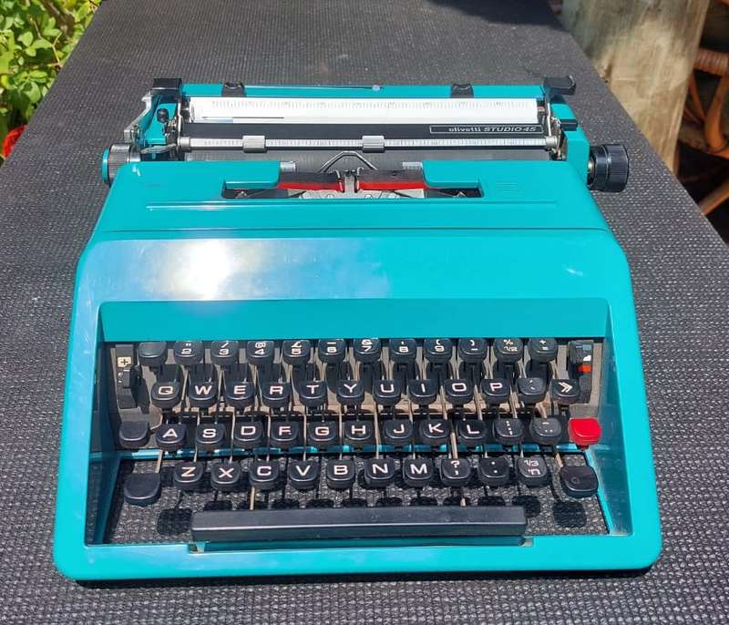 SLEEK BLUE GREEN TURKOOIS OLIVETTI ITALY STUDIO 45 TYPEWRITER  WORKING 100%  IN HARD CARRYING CASE
