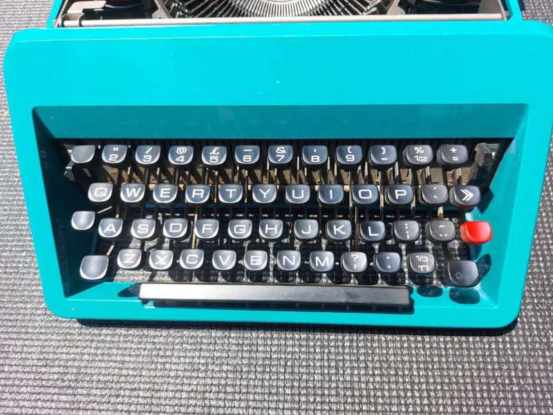 SLEEK BLUE GREEN TURKOOIS OLIVETTI ITALY STUDIO 45 TYPEWRITER  WORKING 100%  IN HARD CARRYING CASE