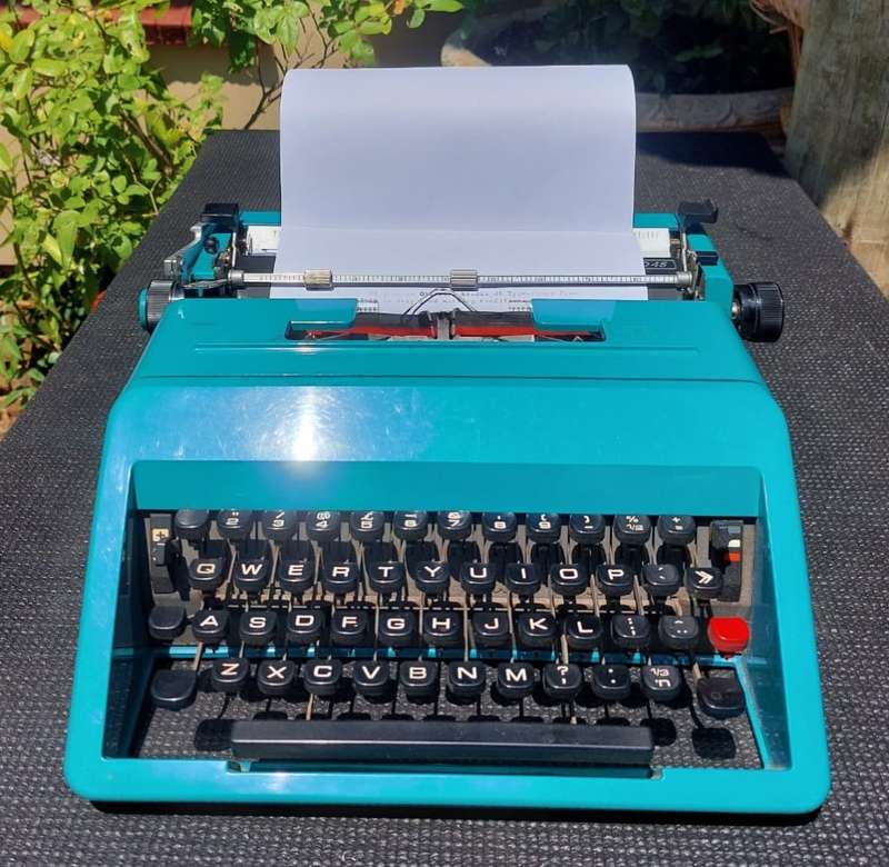 SLEEK BLUE GREEN TURKOOIS OLIVETTI ITALY STUDIO 45 TYPEWRITER  WORKING 100%  IN HARD CARRYING CASE