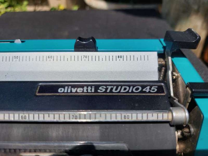 SLEEK BLUE GREEN TURKOOIS OLIVETTI ITALY STUDIO 45 TYPEWRITER  WORKING 100%  IN HARD CARRYING CASE