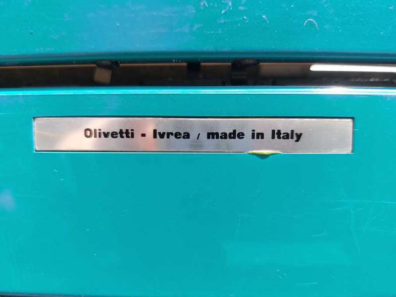 SLEEK BLUE GREEN TURKOOIS OLIVETTI ITALY STUDIO 45 TYPEWRITER  WORKING 100%  IN HARD CARRYING CASE