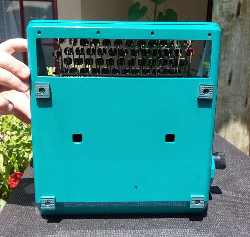 SLEEK BLUE GREEN TURKOOIS OLIVETTI ITALY STUDIO 45 TYPEWRITER  WORKING 100%  IN HARD CARRYING CASE
