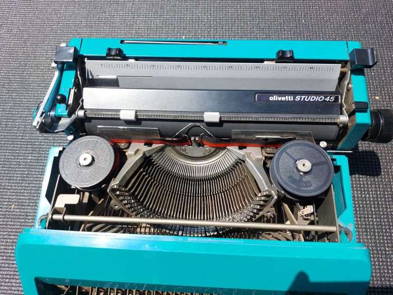 SLEEK BLUE GREEN TURKOOIS OLIVETTI ITALY STUDIO 45 TYPEWRITER  WORKING 100%  IN HARD CARRYING CASE