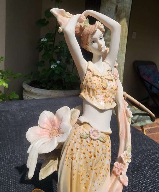 BEAUTIFUL LARGE 36CM HIGH ITALIAN DESIGNED ROSSELINI CREATIONS HAND FINISHED RESIN ART SCULPTURE