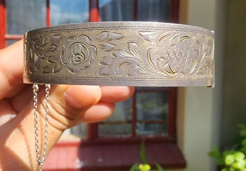 Exquisite Hand Engraved Sterling Silver Vintage Hinged Ladies Bangle with Snap-Catch (32.7g)