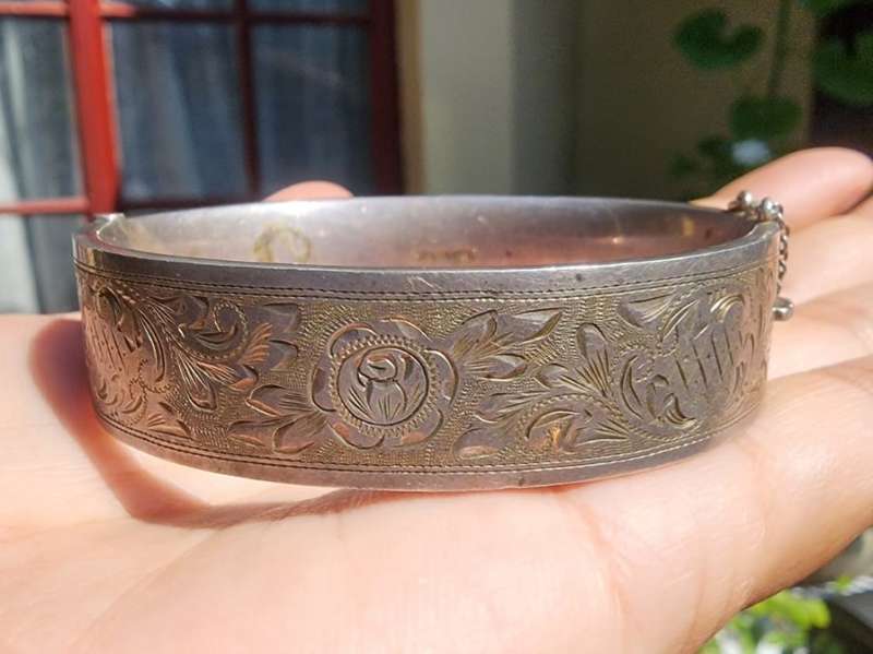 Exquisite Hand Engraved Sterling Silver Vintage Hinged Ladies Bangle with Snap-Catch (32.7g)