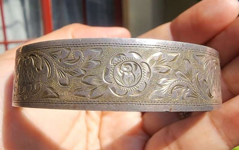 Exquisite Hand Engraved Sterling Silver Vintage Hinged Ladies Bangle with Snap-Catch (32.7g)