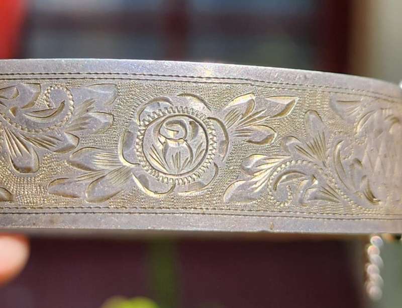 Exquisite Hand Engraved Sterling Silver Vintage Hinged Ladies Bangle with Snap-Catch (32.7g)
