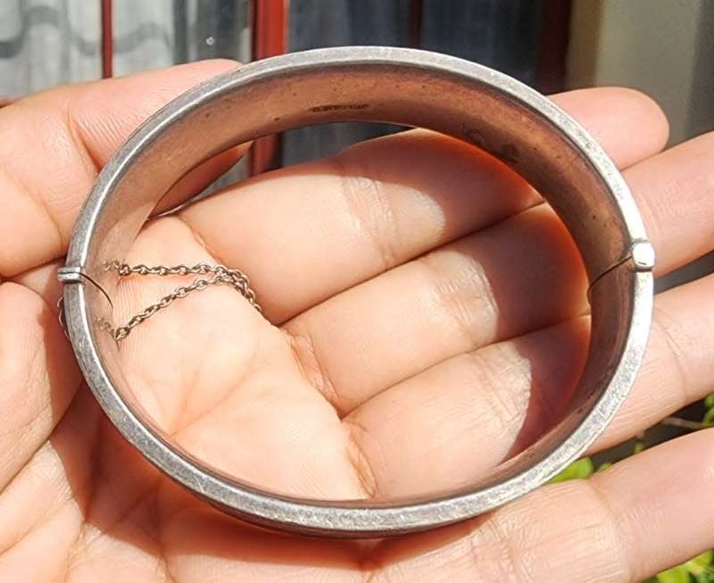 Exquisite Hand Engraved Sterling Silver Vintage Hinged Ladies Bangle with Snap-Catch (32.7g)