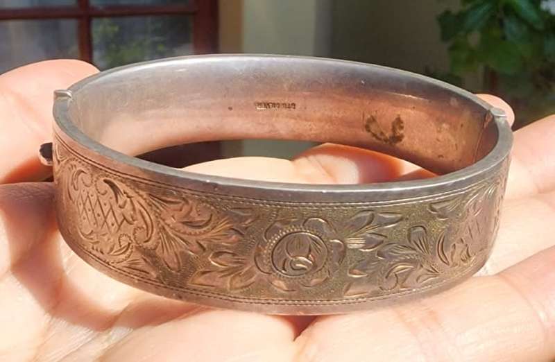 Exquisite Hand Engraved Sterling Silver Vintage Hinged Ladies Bangle with Snap-Catch (32.7g)