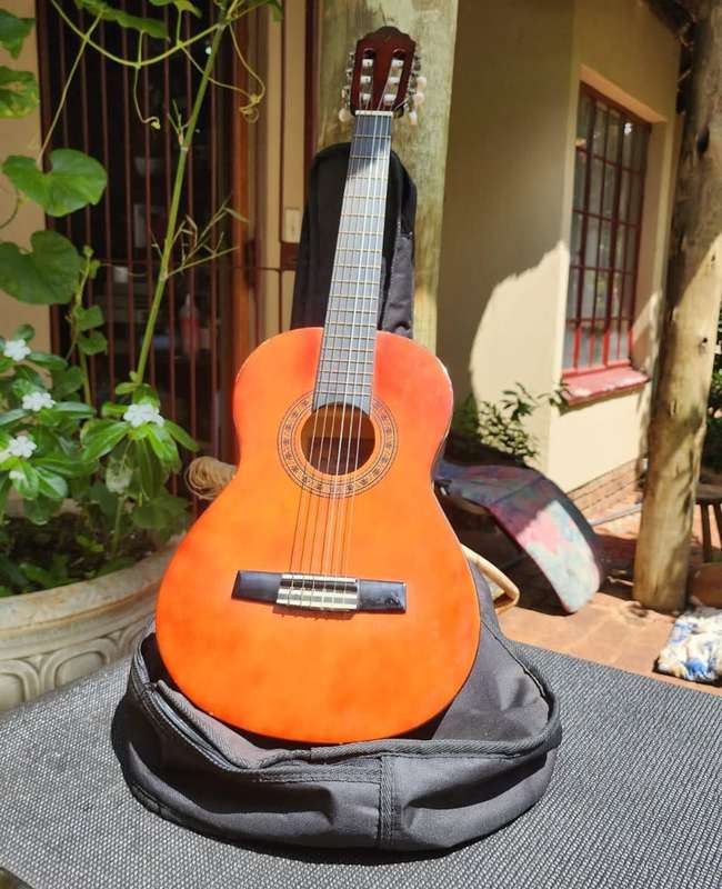 Excellent Condition Valencia Australia CG160 Nylon String Classical Half Size Guitar with Carry Bag