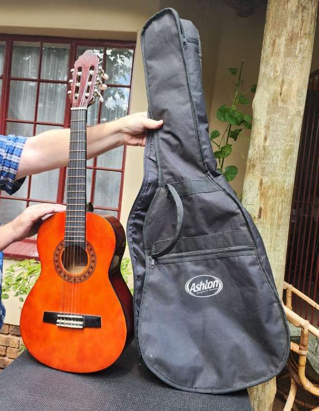 Excellent Condition Valencia Australia CG160 Nylon String Classical Half Size Guitar with Carry Bag