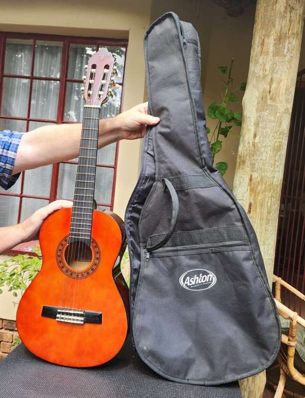 Excellent Condition Valencia Australia CG160 Nylon String Classical Half Size Guitar with Carry Bag