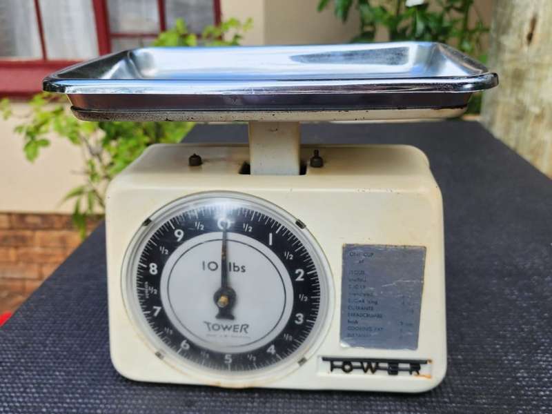 VINTAGE 1950S-1960S GERMAN MADE TOWER WHITE METAL KITCHEN SCALE WITH CHROMED TOP DISH