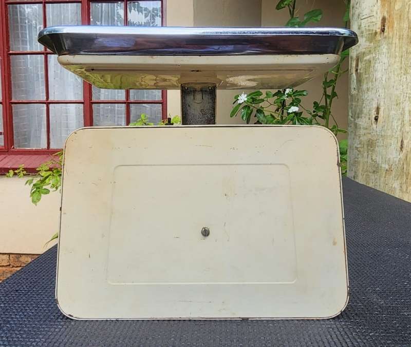 VINTAGE 1950S-1960S GERMAN MADE TOWER WHITE METAL KITCHEN SCALE WITH CHROMED TOP DISH