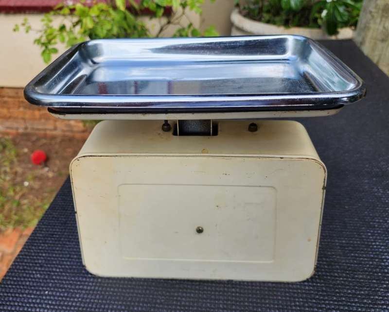 VINTAGE 1950S-1960S GERMAN MADE TOWER WHITE METAL KITCHEN SCALE WITH CHROMED TOP DISH